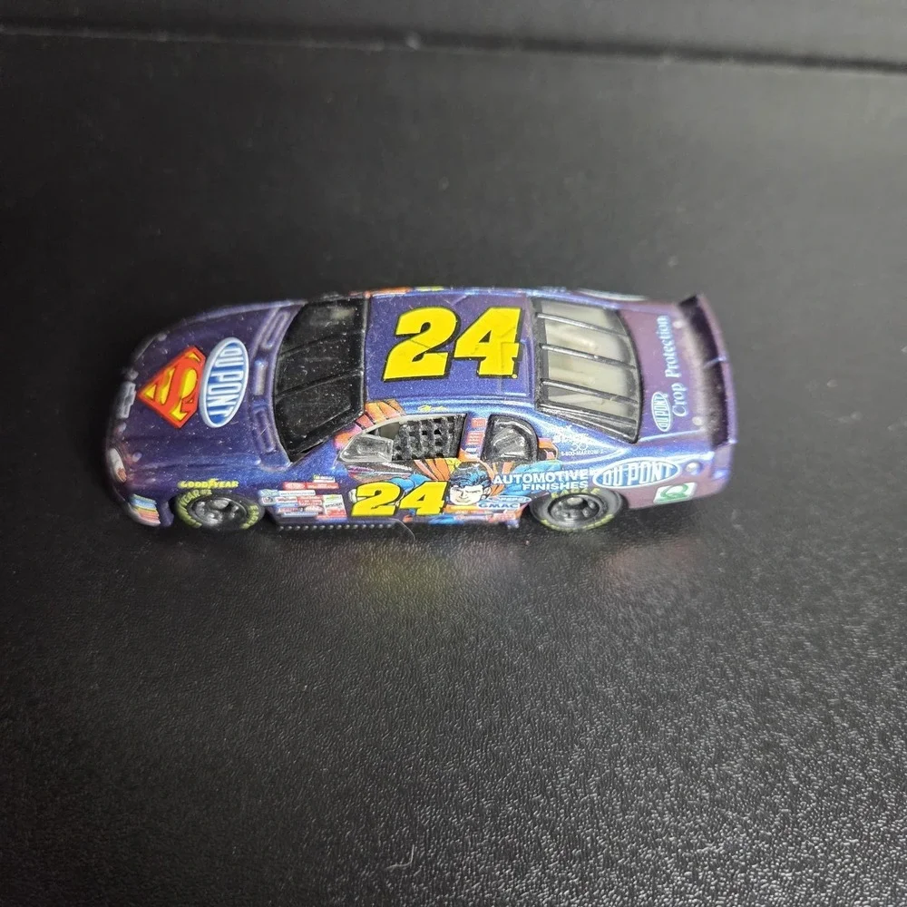 Jeff Gordon #24 Superman Dupont NASCAR Diecast 1:64 1999 Racing Car